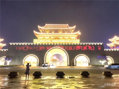 曲靖标志建筑亮灯，为“中国加油！武汉加油！”