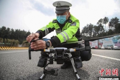 警用无人机高速出口悬挂二维码 司乘“空中”扫码登记进城