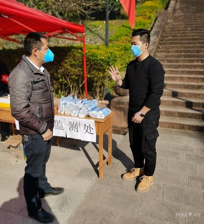 普洱温度丨镇沅快递小哥捐赠1000个口罩助抗疫