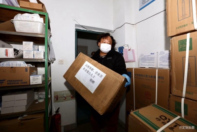 导游携手抗疫情  2800个N95口罩送达昆明市三院解燃眉之急