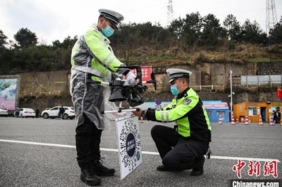 警用无人机高速出口悬挂二维码 司乘“空中”扫码登记进城