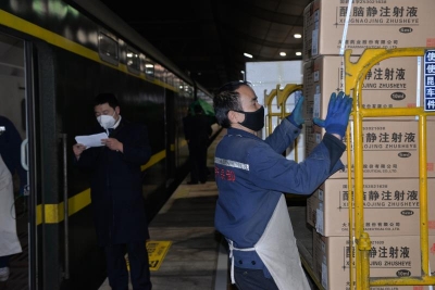 口罩、防护服、药品......云南铁路紧急抢运防控物资驰援湖北