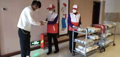 普洱：滞留游客“百家饭”聚成民族团结宴