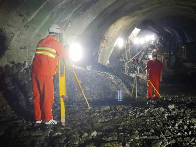 云南：中老铁路立新隧道贯通高风险隧道建设取得突破
