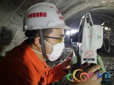 中老昆万铁路一级高风险隧道贯通