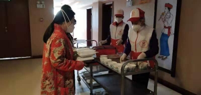 普洱：滞留游客“百家饭”聚成民族团结宴