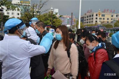 云南：政府包动车送2100名务工人员返岗