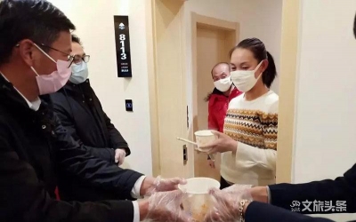 暖心！元宵佳节一碗热汤圆，让滞留香格里拉的外来游客感受到家的温暖!