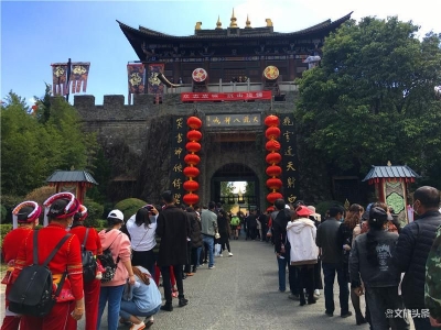 恢复营业的天龙八部影视城、蝴蝶泉景区情况如何？三八节当天记者一探究竟