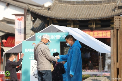 云南民族村开园每天限9000人次 九大村寨恢复演出