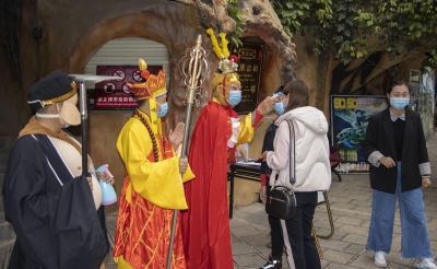 “孙悟空”现场为你测体温  昆明西游洞景区“师徒四人”迎宾客