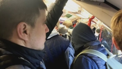 “佛系”抗疫之下伦敦地铁依然人山人海！BBC：要不得啊！