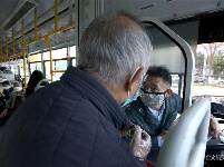 图集 | 早高峰时的公交车人流量不大