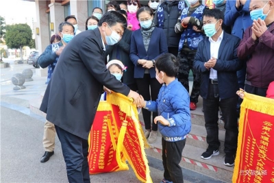 暖心！湖北滞留游客送锦旗感恩大理