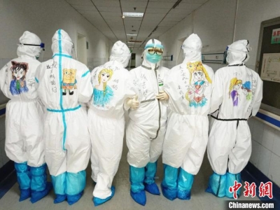 “最萌”白衣战袍 武汉护士防护服上绘漫画加油打气