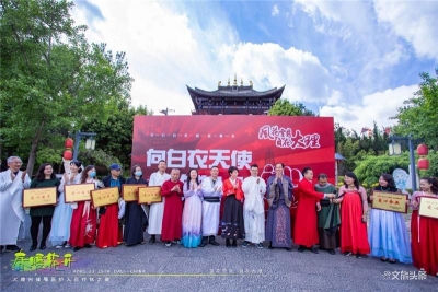 穿越啦！大理州援鄂英雄体验奇妙换装秀