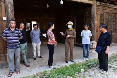 玉溪市文联调研华宁传统村落、华宁陶产业发展情况