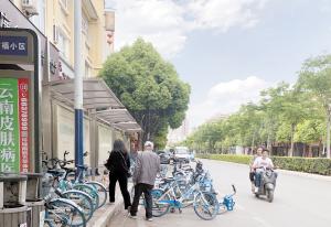 昆明共享单车乱象曝光：公交站台成了共享单车停车场 