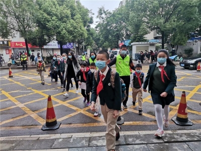 春苑小学780位同学开学了，党员冲锋在前、学校联防联控保驾护航平稳有序开学  