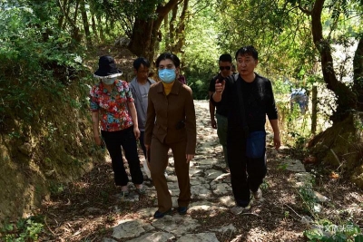 玉溪市文联调研华宁传统村落、华宁陶产业发展情况