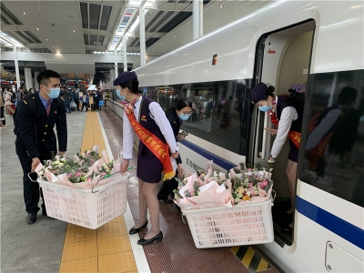 云南高铁接23名援鄂英雄回家 1158名援鄂抗疫人员全部平安凯旋