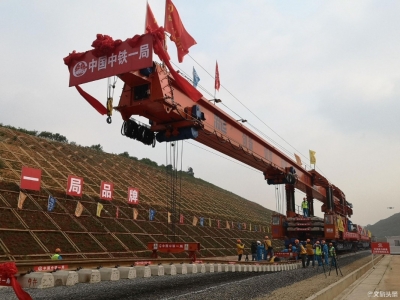 从昆明乘动车到老挝快了！中老铁路国内段开始铺轨，预计2021年底开通