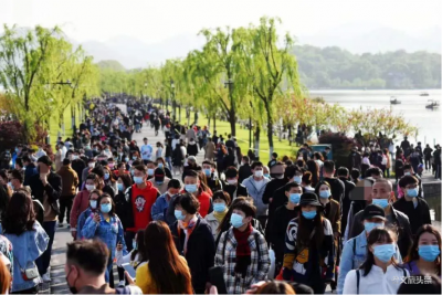 6万人涌进西湖景区收费公园！断桥、白堤成这样了！
