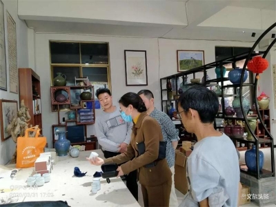 玉溪市文联调研华宁传统村落、华宁陶产业发展情况