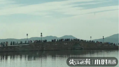 6万人涌进西湖景区收费公园！断桥、白堤成这样了！