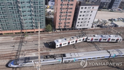 突发！韩国首尔地铁脱轨 100多名乘客步行离开