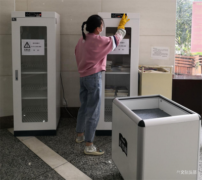玉溪市图书馆给图书“洗澡”，让读者放心阅读