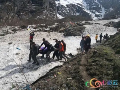 紧急！德钦发生雪崩，7名游客受伤被困2人重伤！担架+拖拉机营救…