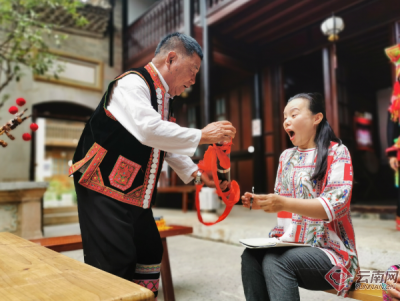 歌唱家龚琳娜云南采风（图）