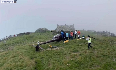 江西武功山一观光直升机极低空侧翻，幸无人员伤亡