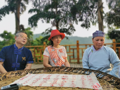 歌唱家龚琳娜云南采风（图）