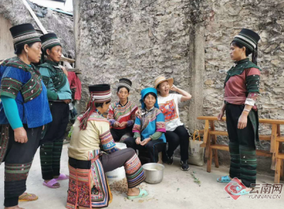 歌唱家龚琳娜云南采风（图）
