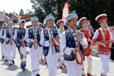 五一去哪玩？来云南民族村体验“白族绕三灵”