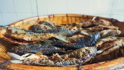 石屏香酥煎鱼，油煎八面，连刺都香脆！