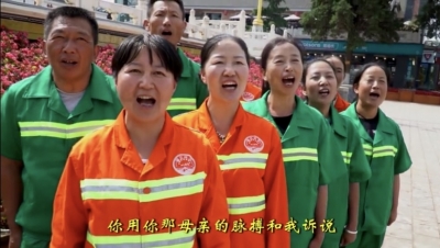 丽江：城市“美容师”唱响《我和我的祖国》