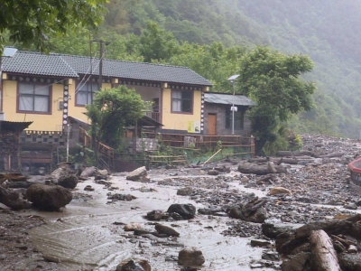 云南贡山暴雨致2人死亡6人失踪 滞留游客陆续返程