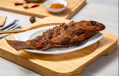 石屏香酥煎鱼，油煎八面，连刺都香脆！