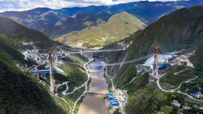 飞跨虎跳峡！丽香铁路金沙江特大桥首片中跨钢桁梁架设成功​