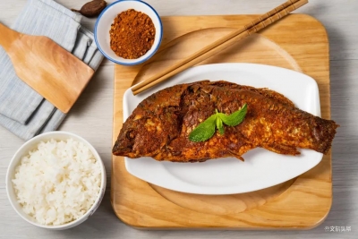石屏香酥煎鱼，油煎八面，连刺都香脆！