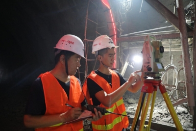 中老昆万铁路玉磨段高地温隧道贯通 
