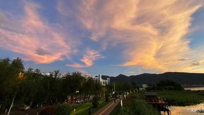 图集|夏日傍晚的海埂大坝竟然这么有浪漫情调