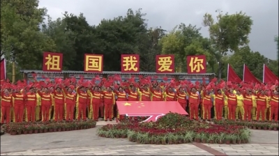 丽江：城市“美容师”唱响《我和我的祖国》