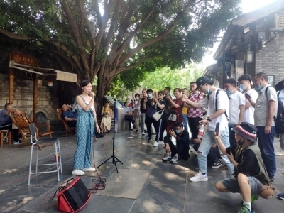 停工4个月 街头演出又开始了 成都街头艺人陆续重返各自表演点位