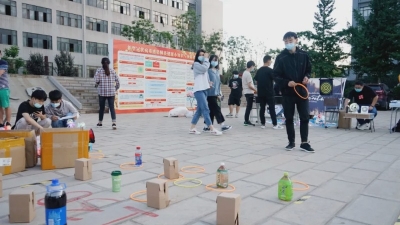 高校学子出摊咯！“人气摊主”迅速走红~