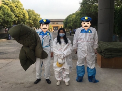 失恋女子飞机上耍酒疯砸破舷窗 被警方刑拘