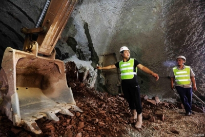 建设与环保同行 中老铁路尚岗一号隧道贯通  